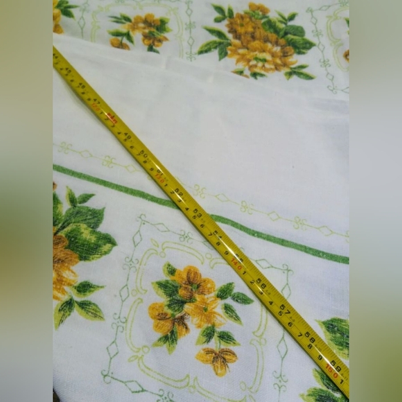 Rectangular mid-century Collectable Tablecloth. Hand made, yellow flowers - Picture 5 of 11